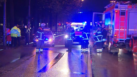 Rettungskräfte der Hamburger Feuerwehr und der Polizei sichern eine Unfallstelle in Hamburg-Rotherbaum © TV News Kontor 