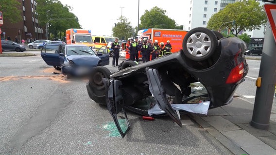 Bei einem Verkehrsunfall in Billstedt hat sich ein Wagen durch den starken Aufprall überschlagen. © TeleNewsNetwork Foto: Screeenshot