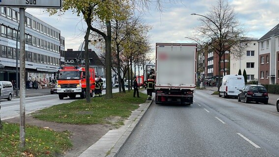 LKW und Auto stehen an einem abgesperrtem Unfallort in Billstedt. © News5 Redaktion 
