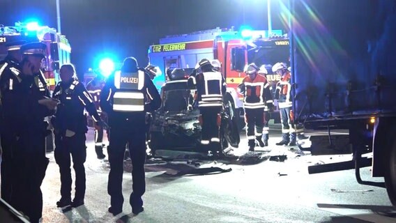Polizei und Feuerwehr sind bei einer Unfallstelle auf der Autobahn 7 bei Hamburg-Marmstorf. © NonstopNews Foto: NonstopNews