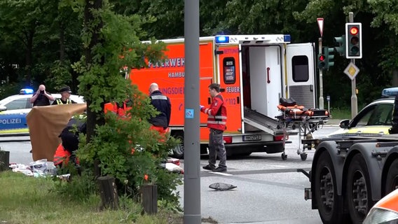 Polizei und Rettungswagen stehen an einem Unfallort. © NonstopNews 