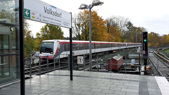 Ein Zug der Linie U 1 fährt in den U-Bahnhof Volksdorf ein. © NDR Foto: Jochen Lambernd