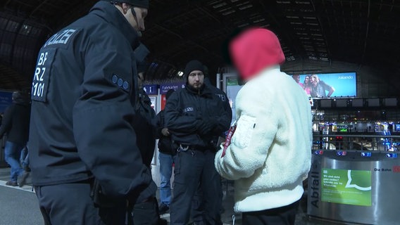Die Bundespolizei kontrolliert Menschen, ob sie Waffen bei sich tragen. © Tele News Network Foto: Screenshot