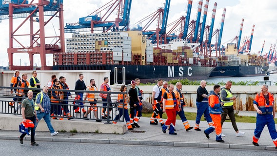 Hafenarbeiter gehen zu einer Streikversammlung im Hamburger Hafen. © picture alliance/dpa Foto: Markus Scholz