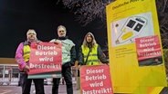 Streikende halten vor einem Verteilerzentrum der Post in Hamburg Plakate auf denen steht: "Dieser Betrieb wird bestreikt". © picture alliance/dpa/TNN Foto: Steven Hutchings