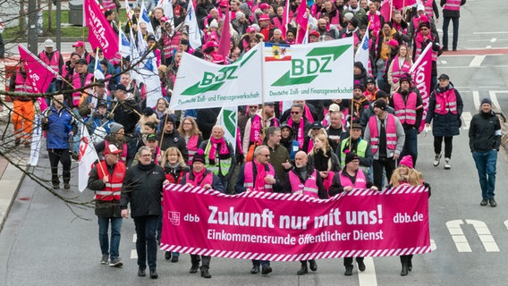 Streikende Mitarbeiter ziehen während eines Warnstreiks im öffentlichem Dienst mit einer Demonstration durch die Hamburger Innenstadt. © picture alliance / dpa Foto: Bodo Marks