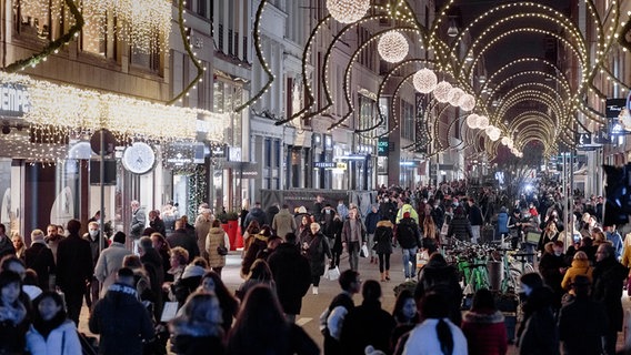 Menschen beim Weihnachtseinkauf am Neuen Wall. © picture alliance/dpa Foto: Markus Scholz