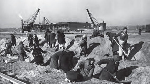 Sowjetische Zwangsarbeiterinnen am Diestelkai im Hamburger Hafen im Jahr 1943. © Denkmalschutzamt Hamburg Foto: Willi Beutler