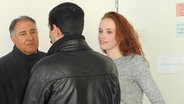 Übersetzer Kamal Sido (links) und Sozialarbeiterin Julia Schneeweiß im Gespräch mit Abdo. © NDR 