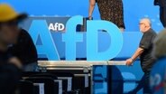 Helfer schieben nach der AfD Europawahlversammlung das AfD Logo aus der Messehalle © picture alliance/dpa Foto: Klaus-Dietmar Gabbert