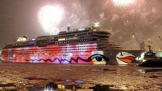 Feuerwerk bei der Taufe der "AIDAblue" in Hamburg © dpa Foto: Maurizio Gambarini