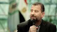 Saleh al-Aruri, stellvertretender Vorsitzender des Hamas-Politbüros, spricht, nachdem er ein Versöhnungsabkommen zwischen Hamas und Fatah unterzeichnet hat. © Nariman El-Mofty/AP/dpa 