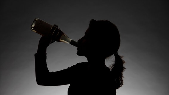 Eine Frau trinkt Alkohol aus einer Flasche © picture alliance / imageBROKER Foto: Bernhard Classen