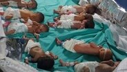 Dieses von Dr. Marawan Abu Saada zur Verfügung gestellte Foto zeigt zu früh geborene palästinensische Babys im Schifa-Krankenhaus. © Dr. Marawan Abu Saada/Dr. Marawan Abu Saada/AP/dpa 