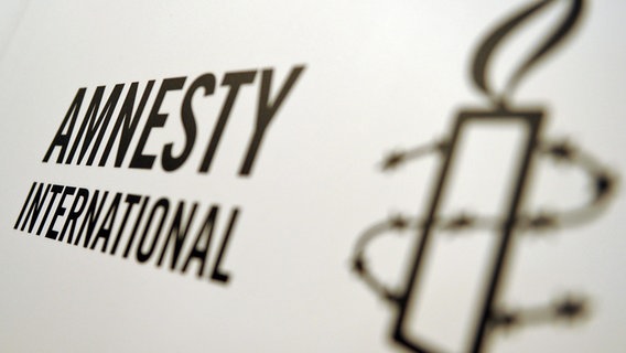Das Logo der Menschenrechtsorganisation Amnesty International © Britta Pedersen/dpa-Zentralbild/dpa 