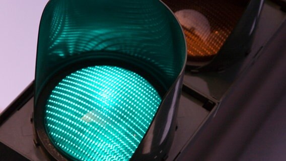 Eine Verkehrsampel zeigt grünes Licht. © Chromorange Foto: Karl-Heinz Spremberg