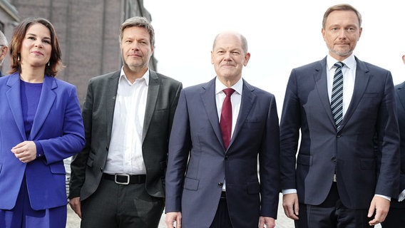 Norbert Walter-Borjans, Bundesvorsitzender der SPD (l-r), Annalena Baerbock, Bundesvorsitzende von Bündnis 90/Die Grünen, Robert Habeck, Bundesvorsitzender von Bündnis 90/Die Grünen, Olaf Scholz, SPD-Kanzlerkandidat und geschäftsführender Bundesfinanzminister und Christian Lindner, Parteivorsitzender der FDP, auf dem Weg zur Pressekonferenz.  Foto: Kay Nietfeld