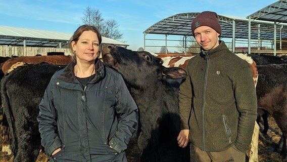 Landwirtin Anna Butz mit Metzgermeister Tim vor ihrer Rinderherde © NDR Foto: Astrid Kühn