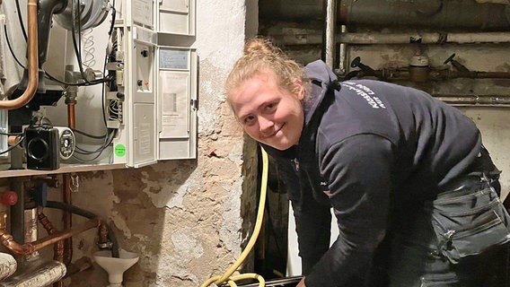 Anni Koch, Anlagenmechanikerin für Sanitär-, Heizung- und Klimatechnik, beim Warten einer Gasheizung © NDR Foto: Ines Burckhardt