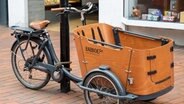 Ein Lastenrad der niederländischen Marke "Babboe" an einen Laternenpfahl geschlossen © picture alliance / SULUPRESS.DE Foto: Torsten Sukrow