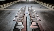 Leere Sitzbänke auf einem Bahnhof der Deutschen Bahn © dpa Foto: Christoph Soeder