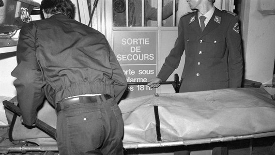 Der Leichnam von Uwe Barschel wird am 11. Oktober 1987 auf einer Trage aus dem Hotel Beau-Rivage in Genf abtransportiert.  