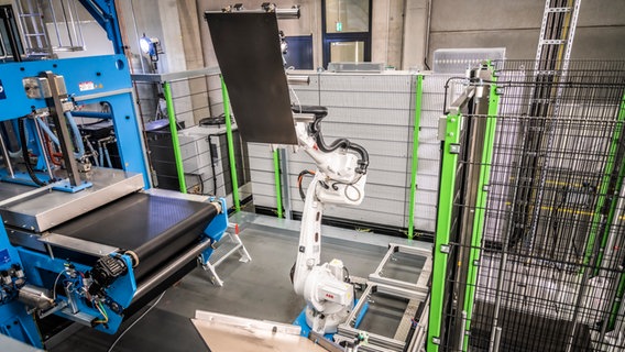 Automatisierte Produktion von Elektrodenplatten Automatisierte Produktion von Elektrodenplatten © NDR Info Foto: Verena von Ondarza