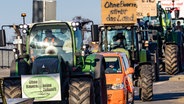 Zahlreiche Bauern protestieren mit ihren Traktoren gegen die Sparpolitik der Bundesregierung © dpa-Bildfunk Foto: Frank Hammerschmidt