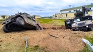 Russland, Belgorod: Auf diesem vom Pressedienst des russischen Verteidigungsministeriums veröffentlichten Bild sind beschädigte gepanzerte Militärfahrzeuge nach Kämpfen zu sehen. ©  ---/Russian Defense Ministry Press Service/AP/dpa 