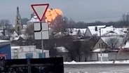 Ein Feuerball in der Ferne - er soll von einem in der Region Belgorod (Russland) abgestürzten Transportflugzeug des russischen Militärs stammen. © UGC/AP/dpa 
