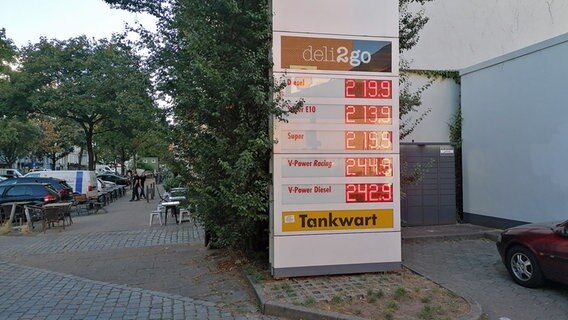 An einer Tankstelle in Hamburg sind die stark gestiegenen Preise nach dem Auslaufen des Tankrabatts zu sehen. © NDR Foto: Marc-Oliver Rehrmann