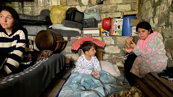 Kinder befinden sich in einem Schutzraum während des Beschusses in Stepanakert. © Siranush Sargsyan/AP 