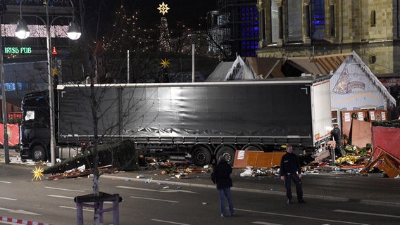 Ein beschädigter Lastwagen steht am 19.12.2016 in der Nähe der Gedächtniskirche in Berlin. © dpa Foto: Rainer Jensen
