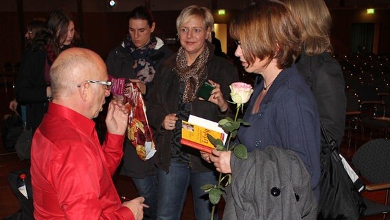 Robert Betz spricht mit mehreren Frauen © NDR.de Foto: Kristina Festring-Hashem Zadeh