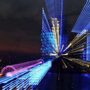 Die Baustelle der Elbphilharmonie, der Michel und Hafenkräne in blaues Licht getaucht (Aufnahme durch Zoomeffekt). © dpa Foto: Angelika Warmuth