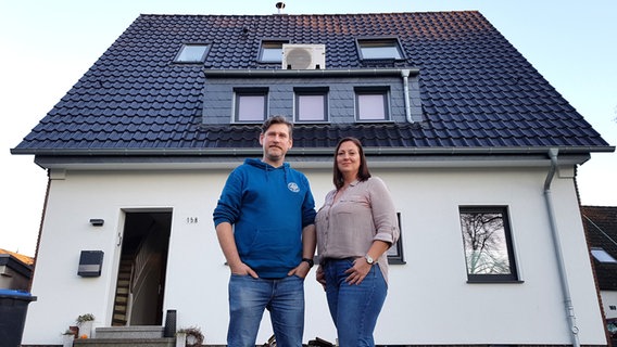 Jan Lachnicht und seine Frau stehen vor ihrem Einfamilienhaus in Bottrop.  Foto: Klaas-Wilhelm Brandenburg