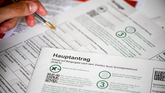 Antrag auf Bürgergeld wird ausgefüllt © Jens Kalaene/dpa Foto: Jens Kalaene/dpa