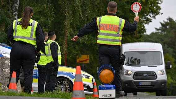 Bundespolizisten bei einer Kontrolle an der deutsch-polnischen Grenze © dpa Foto: Patrick Pleul