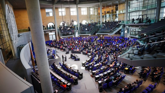 Plenum im Bundestag in Berlin während einer Sitzung © dpa Foto: Kay Nietfeld