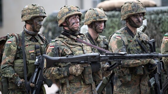 Deutsche Bundeswehr-Soldaten © picture alliance / dpa Foto: Bernd von Jutrczenka