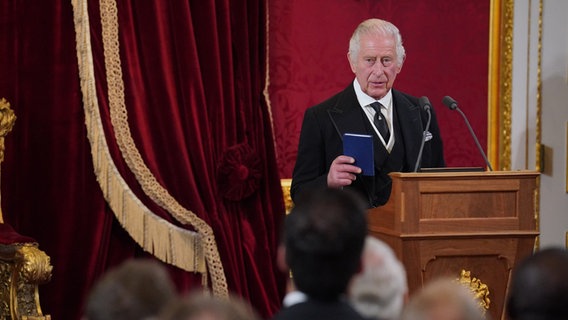 König Charles III. steht während der Zeremonie anlässlich seiner Proklamation als König im Londoner St. James-Palast an einem Rednerpult © dpa-Bildfunk Foto: Jonathan Brady/PA Wire/dpa