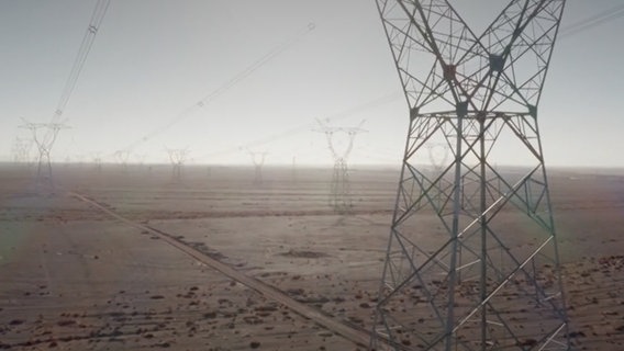 Eine Ultrahochspannungs-Masten in der Wüste Gobi in China Eine Ultrahochspannungs-Masten in der Wüste Gobi in China