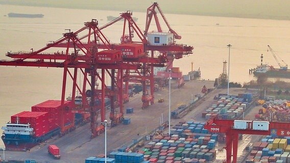 Das Container-Terminal im Hafen von Rugao in China. © picture alliance / CFOTO | CFOTO 