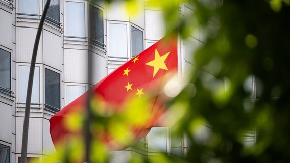 Ein chinesische Flagge weht vor der Botschaft von China in Berlin. Mehrere Deutsche sind wegen mutmaßlicher Spionage für China festgenommen worden. © picture alliance/dpa | Hannes P Albert 