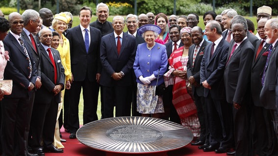 Großbritanniens Königin Elizabeth II, (mitte), mit Regierungsmitgliedern und Repräsentanten der Commonwealth Nations im Jahr 2012 in London. © picture alliance / empics Foto: Lefteris Pitarakis