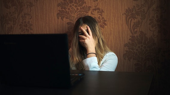 Mädchen sitzt verzweifelt vor einem Computer © Fotolia.com Foto: burdun