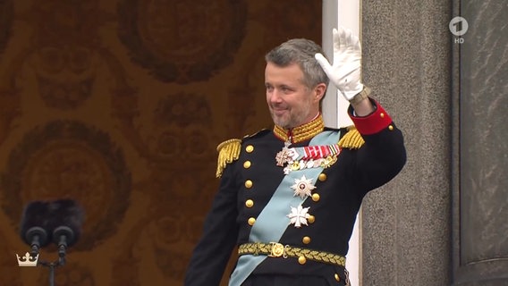 Der dänische König Frederik X. hält eine Rede auf dem Balkon nach seiner Proklamation © Das Erste Screenshot 