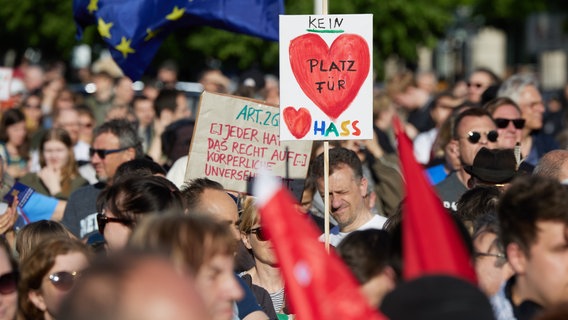 Bei einer Demonstration in Dresden steht auf einem Schild: Kein Platz für Hass. © Joerg Carstensen/dpa 