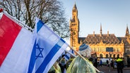 Ein pro-israelischer Demonstrant mit einer Flaggen Israels vor dem Internationalen Gerichtshof in Den Haag. © James Petermeier/ZUMA Press Wire/dpa Foto: James Petermeier