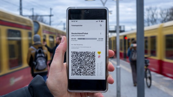 Auf einem Handy-Display ist ein "Deutschlandticket" zu sehen © picture alliance/dpa Foto: Monika Skolimowska